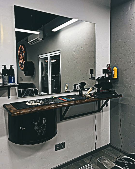 Робочий стіл перукаря / барбера. Меблі для салону краси з бочок лофт