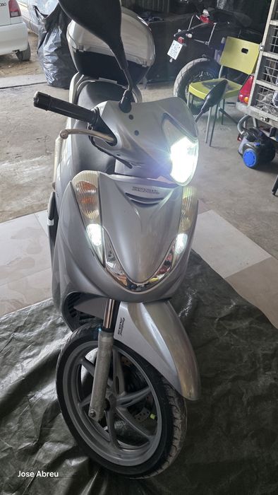 Honda SH 300i scooter muito boa kilometros reais