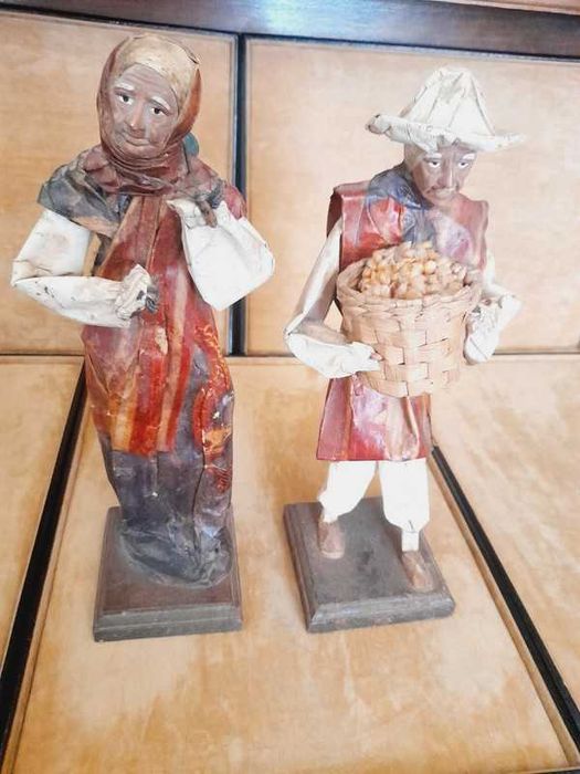 2 figuras em Papel Mache.