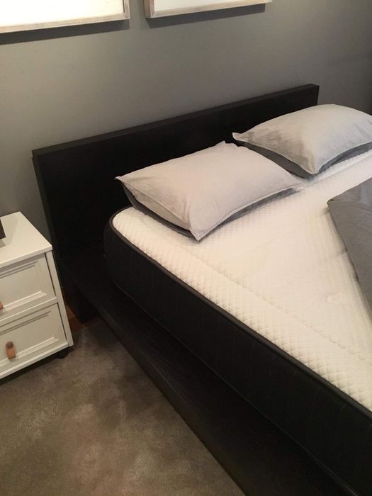 Cama de casal em madeira vanguê