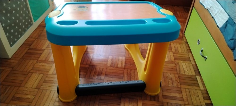Vendo secretária Minions