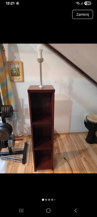 Słupek z lampą, komódka, regał 25,5x113cm.