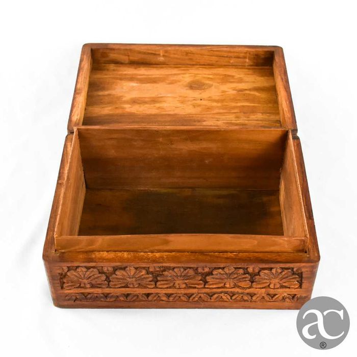 Caixa em madeira com relevos e embutidos em osso