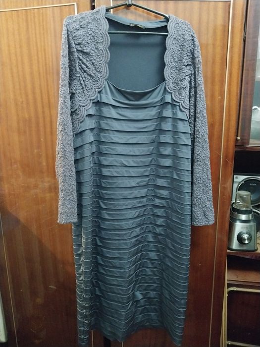 Женское платье серого цвета с гипюром.Стрейч