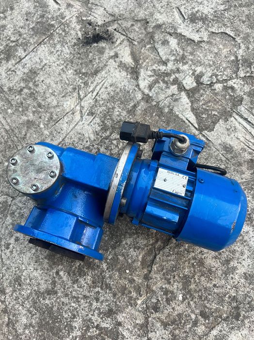 Silnik z przekładnią ślimakową do pieca zasypowego