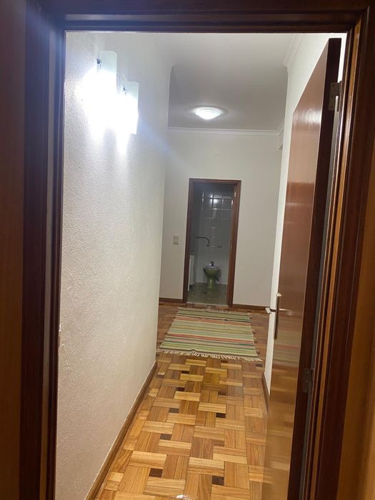 Arrenda-se quarto menina na Av. 1o de Maio