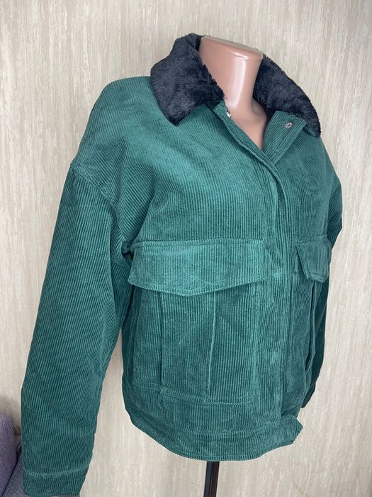 Новенька вельветова куртка з коміром зі штучного хутра