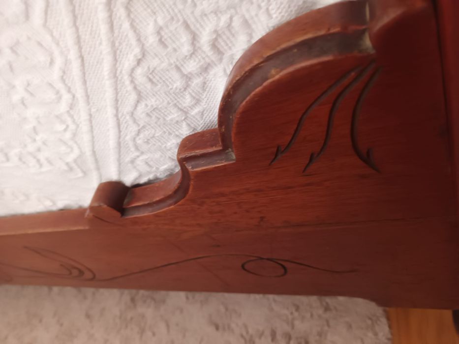 Cama com estrado e colchão