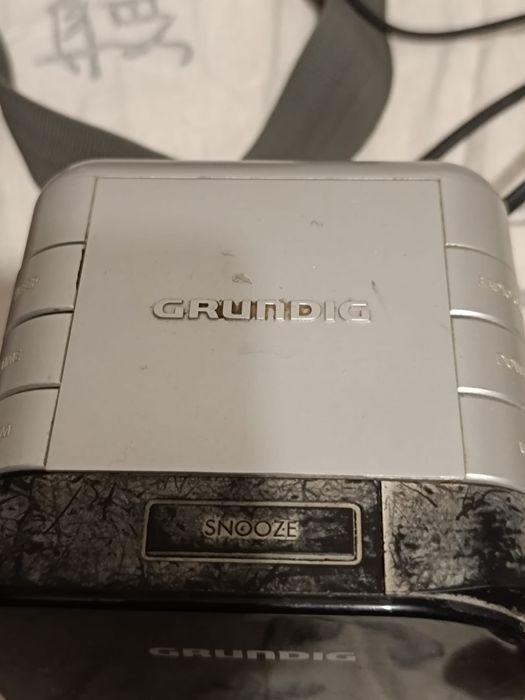 Rádio portátil Grundig + carteiras oferta