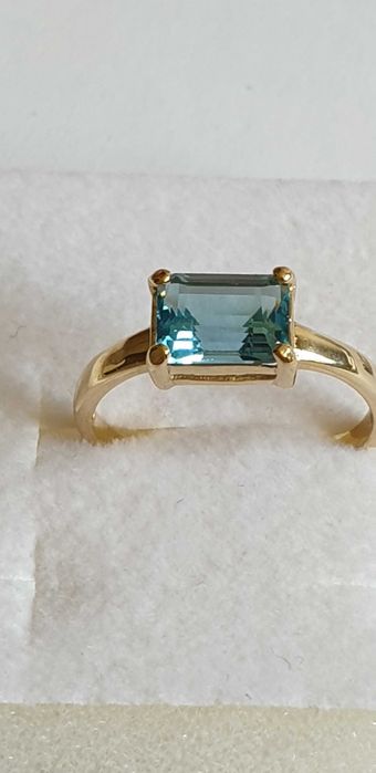 Złoty pierścionek z topazem