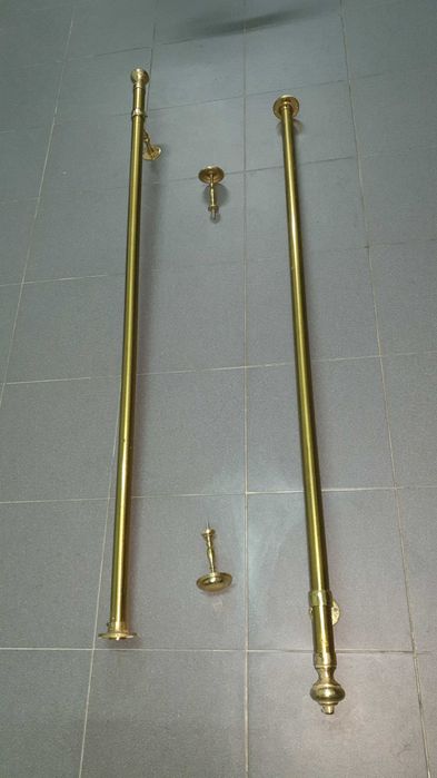 Varões para cortinados de metal dourado para janelas de canto.