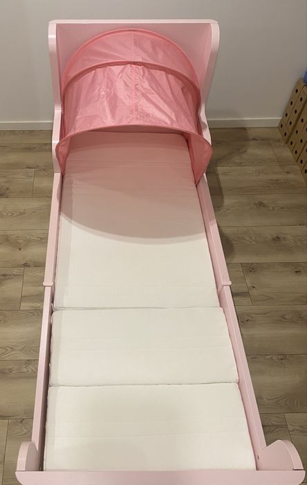 Łóżko dla dziewczynki.