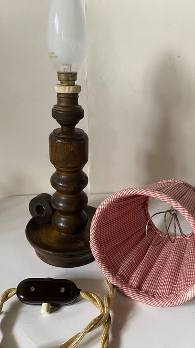 Encantador candeeiro antigo em madeira.