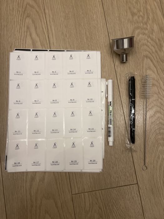 Stojak na przyprawy ze słoiczkami 24 szt z drewna akacjowego 120 ml