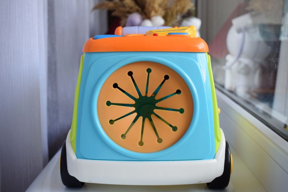 Машинка-каталка музична