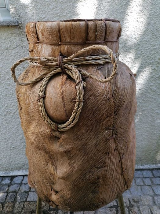 Cesto em  vime bom estado - PEÇA ÚNICA! Muito leve! Dá para enviar CTT