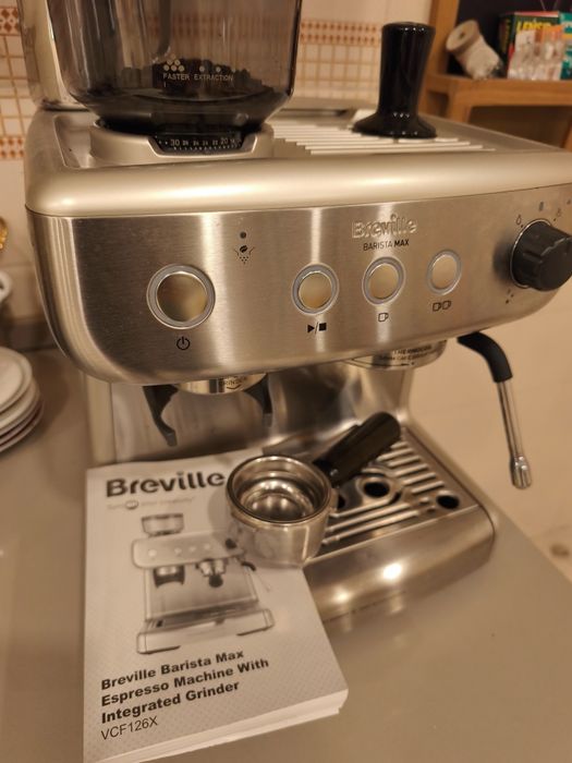 Breville Batista Max com moinho integrado e vaporizador
