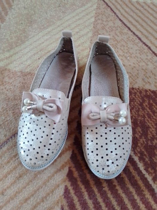 Золотистиго кольоруі туфлі для дівчинки