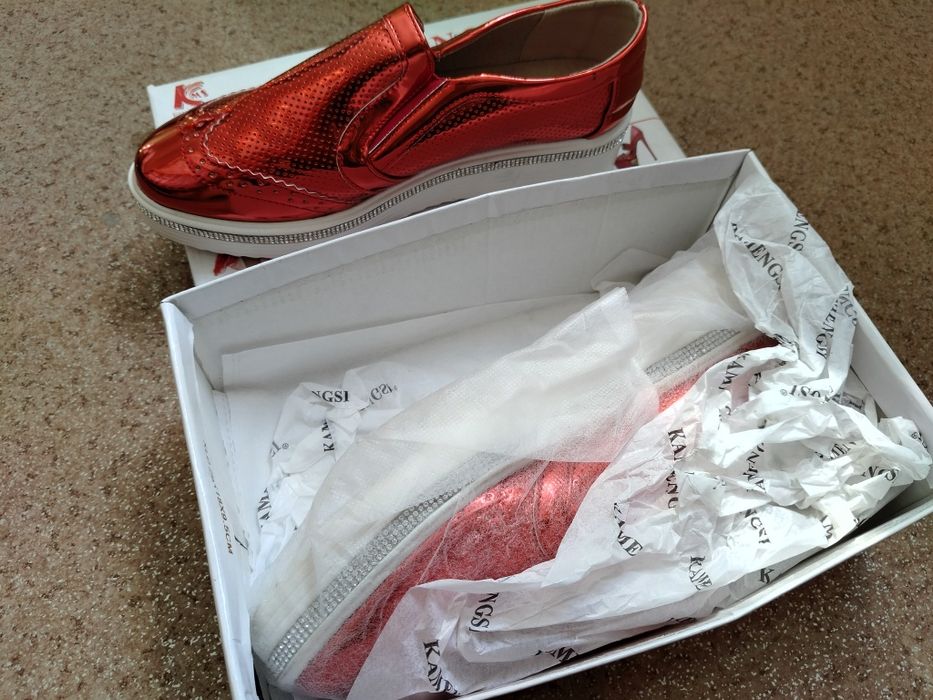 Туфлі, кросівки, тапочки,