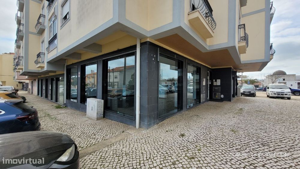 Arrenda-se Loja 65m2, 2 gabinetes e 2 WC, boa localização luminosidade