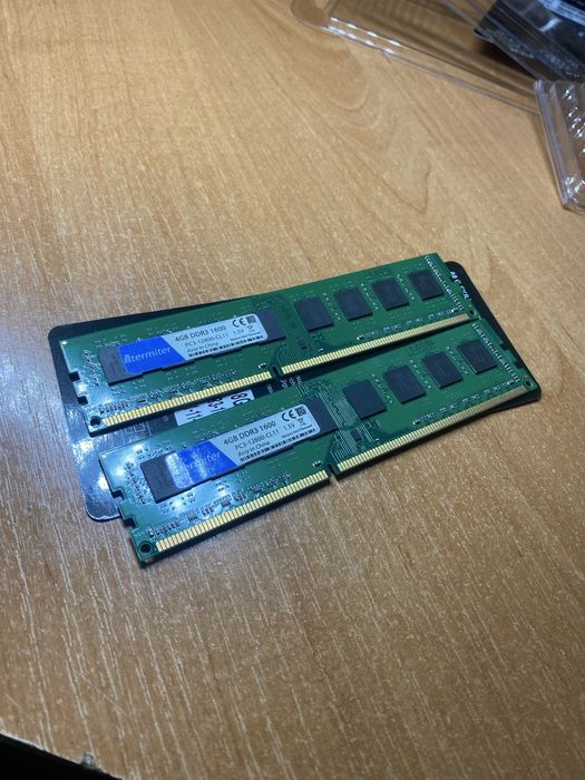 Две платы DDR3 1600 по 4 GB
