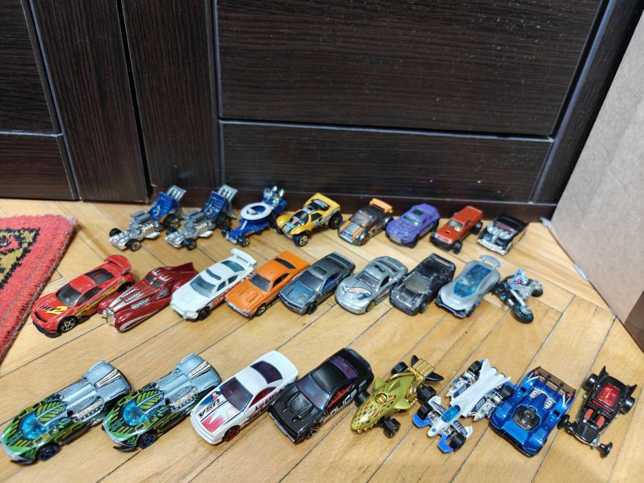 Машинки модели hot wheels оригинал 25шт. одним лотом за 500грн.