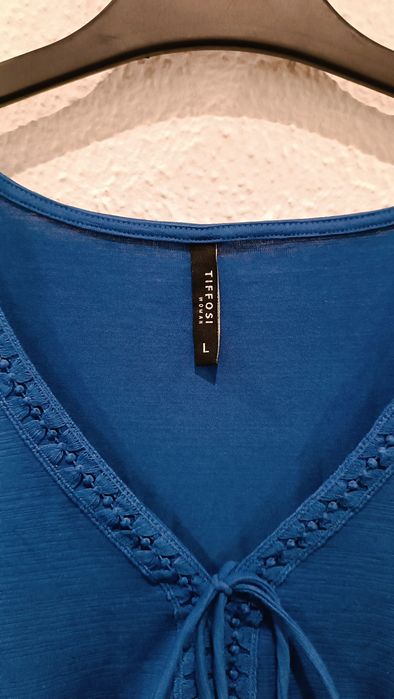 Blusa azul com laço