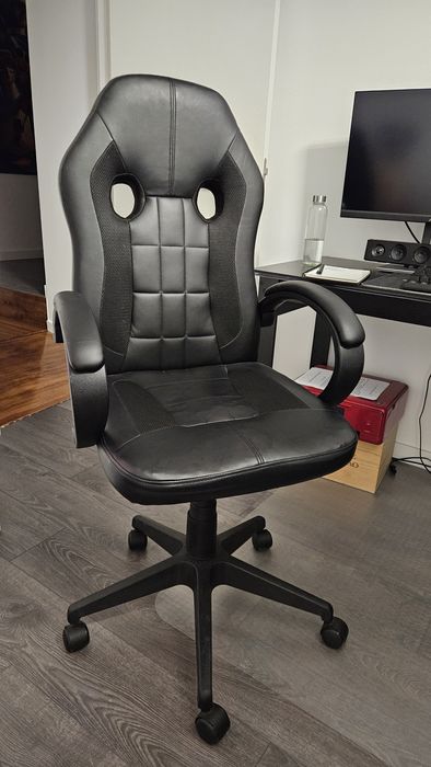 Cadeira de escritório semi nova.
