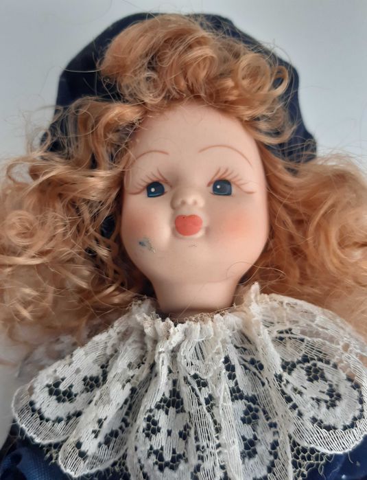 Boneca Antiga em Porcelana