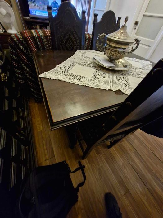 Mesa de sala de jantar e 5 cadeiras em madeira maciça