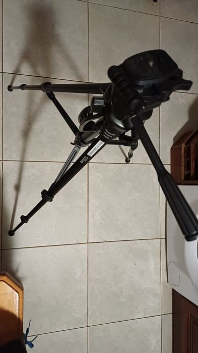 Canon  EOS 77D com vários acessórios