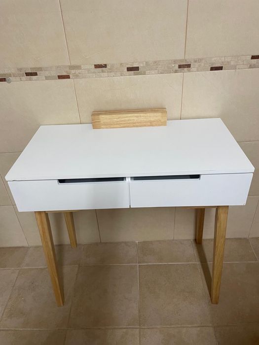 Consola com suporte para espelho