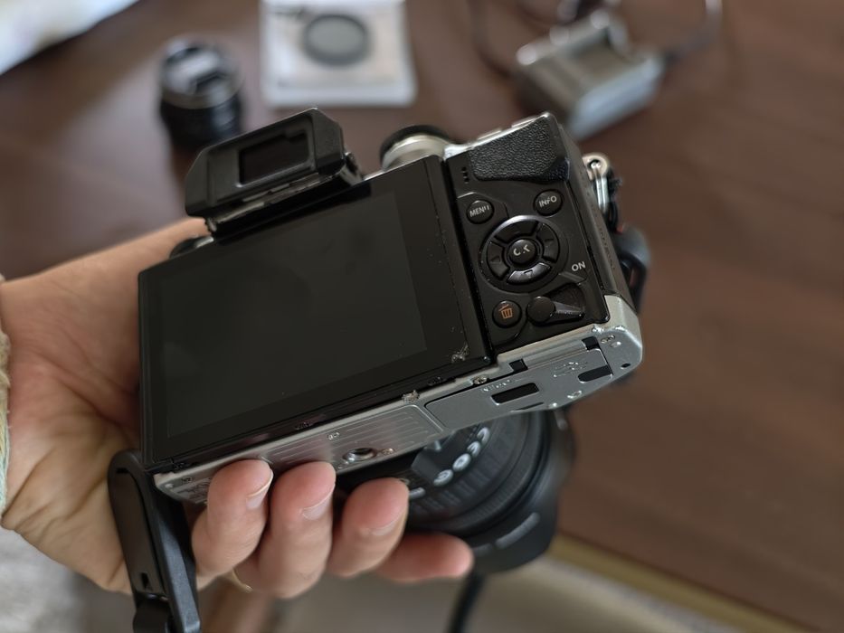 Olympus omd em-10 com 2 objetivas, filtro ND e carregador original