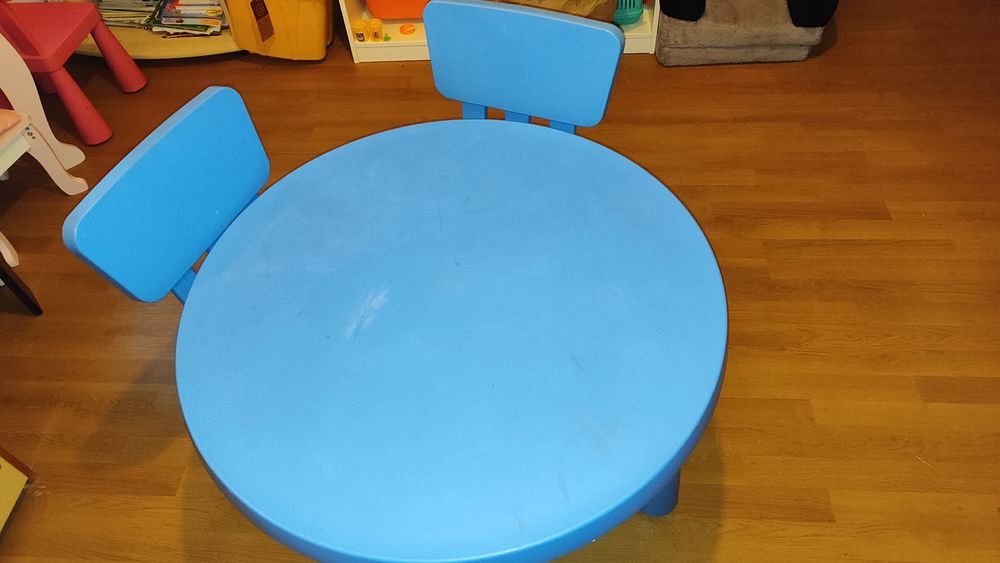 Stolik okrągły Ikea mamut z dwoma krzesłami