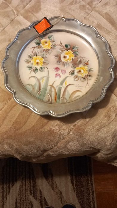 Prato único pintado a mão com estanho.