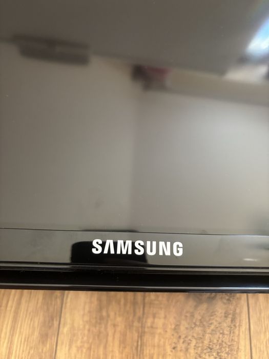 Telewizor Samsung 32”, full HD, HDMI + wieszak