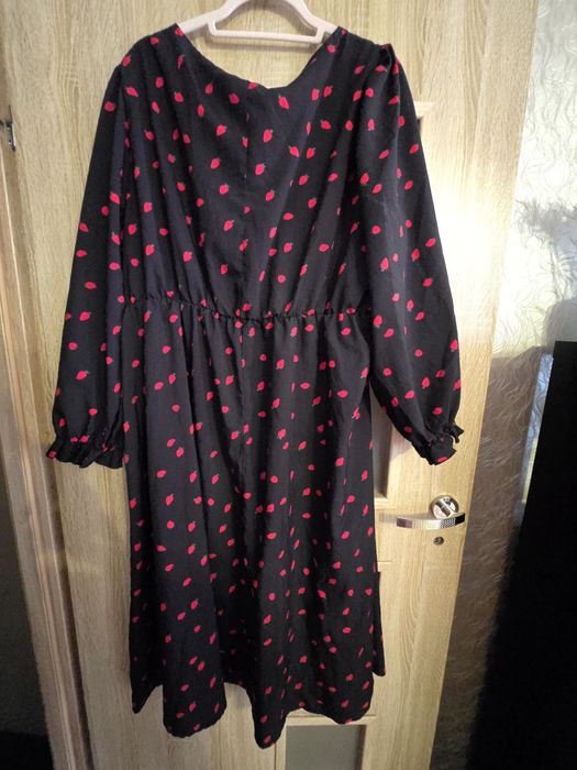 Sukienka w truskawki z pięknym dekoltem