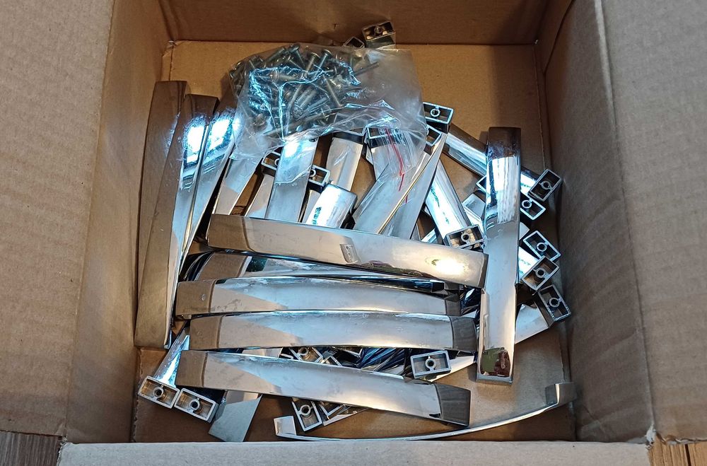 Uchwyty meblowe metalowe 26 sztuk plus śruby 52 sztuki a rozstaw 16 cm
