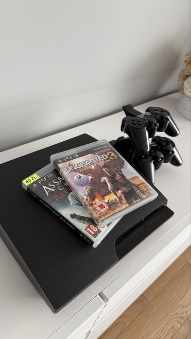 Konsola PlayStation 3 PS3 Slim 320GB | 2 Pady + Stacja | Uncharted 3 + AC | Sprawna