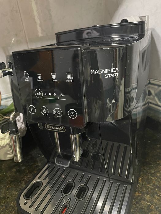 Máquina de café DeLonghi - Magnífica Start
