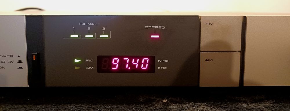 Pioneer F-5L -  AM/FM Stereo Tuner -(Communication Components - Gold)
