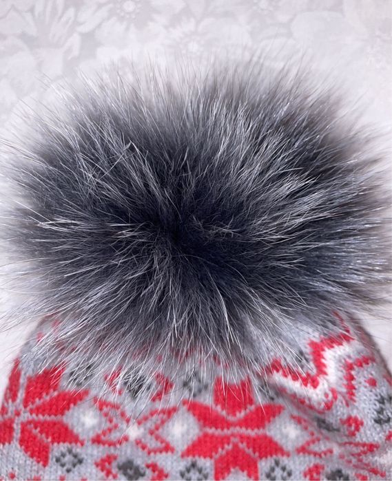 Czapka  z wełny z pomponem naturalnego futerka