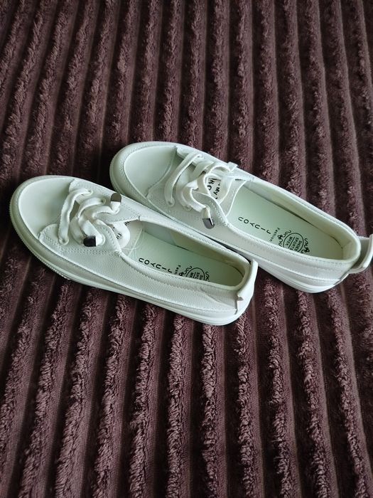 Продам жіночі кросівки