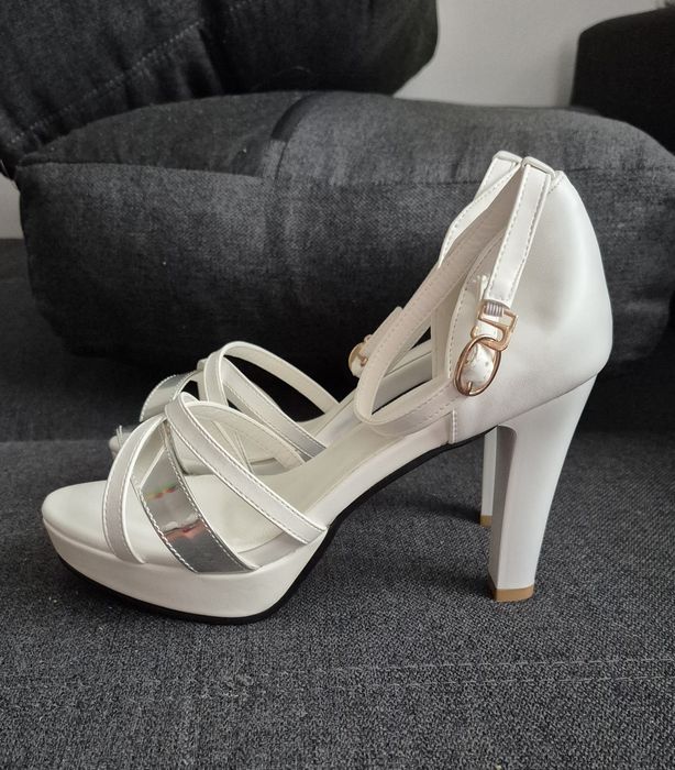 Buty na obcasie białe