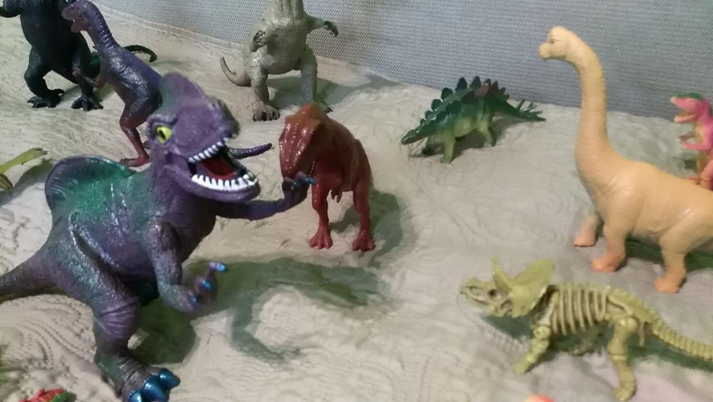 Sprzedam duży zestaw dinozaurów