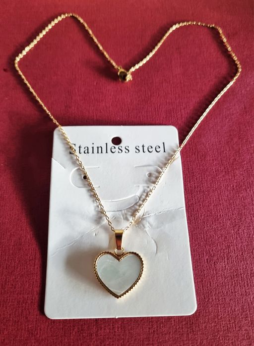 Colar dourado, em aço, com coração em madrepérola. 24cm