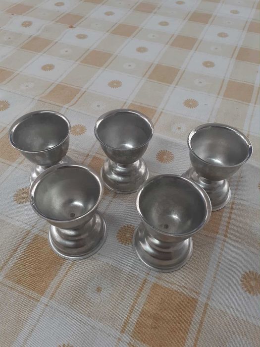 Vendo para desocupar conjunto de 5 cálices muito antigos em inox. 6€.