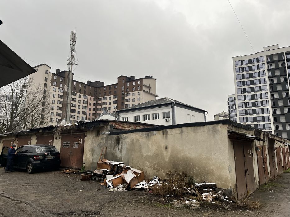 Продам два гаража. Дорого.