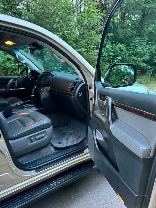 Toyota Land Cruiser 200