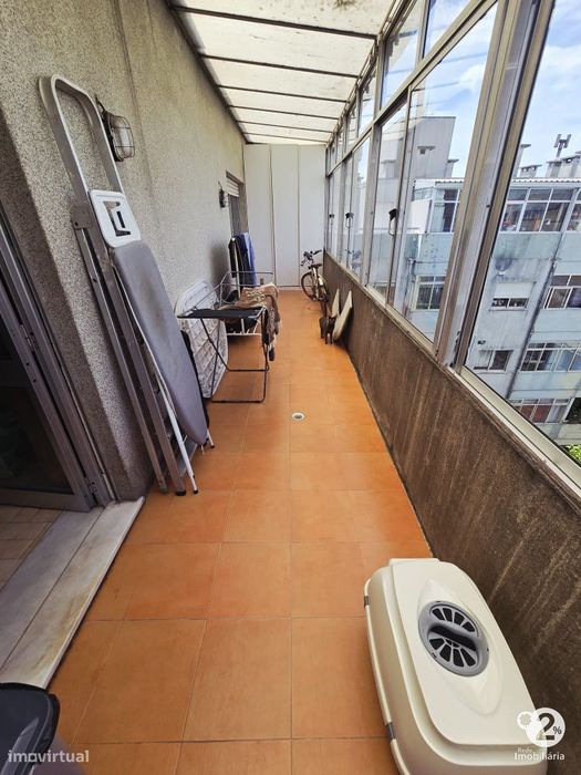 Apartamento T2 com terraço em Santa Marinha ( Vila Nova de Gaia )